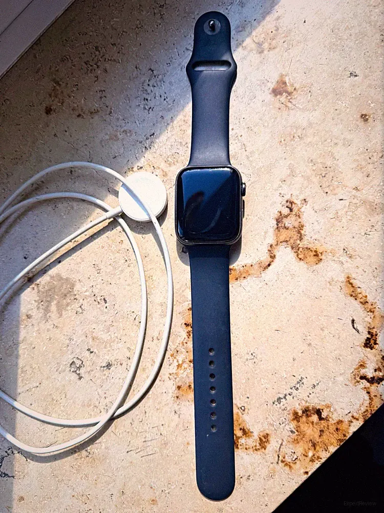 Apple Apple Watch 44 mm Smartwatch Schwarz, Silikonarmband, iOS-kompatibel
