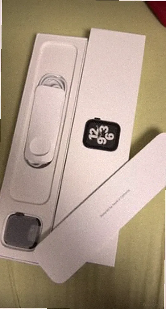 Apple Smartwatch SE mit schwarze Gurt , leicht kleine Kratzer