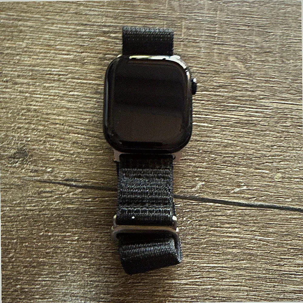 Apple Watch 10 46 mm Jet Black Smartwatch Schwarz mit Textilarmband AKKU 94%