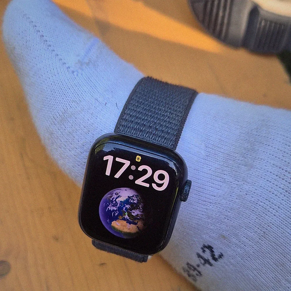 Apple Watch 41 mm Smartwatch Schwarz mit grauem Textilarmband, iOS
