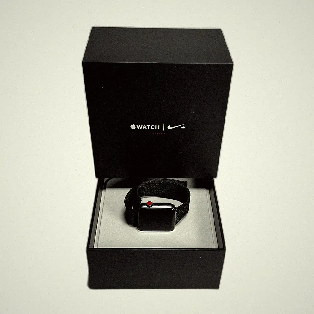 Apple Watch Nike+ Series 3 42mm Cellular Smartwatch Space Grau + Zubehör Bänder