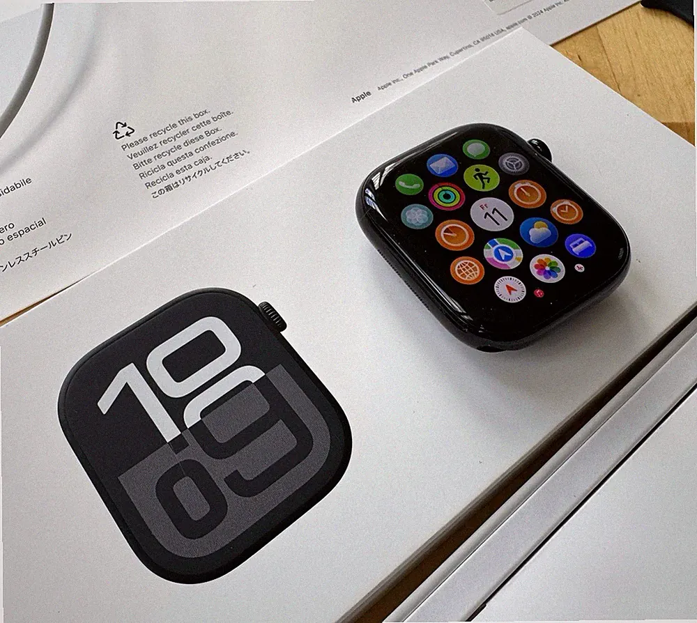 Apple Watch Series 10 46 mm Aluminium Schwarz Smartwatch, Silikonarmband iOS
