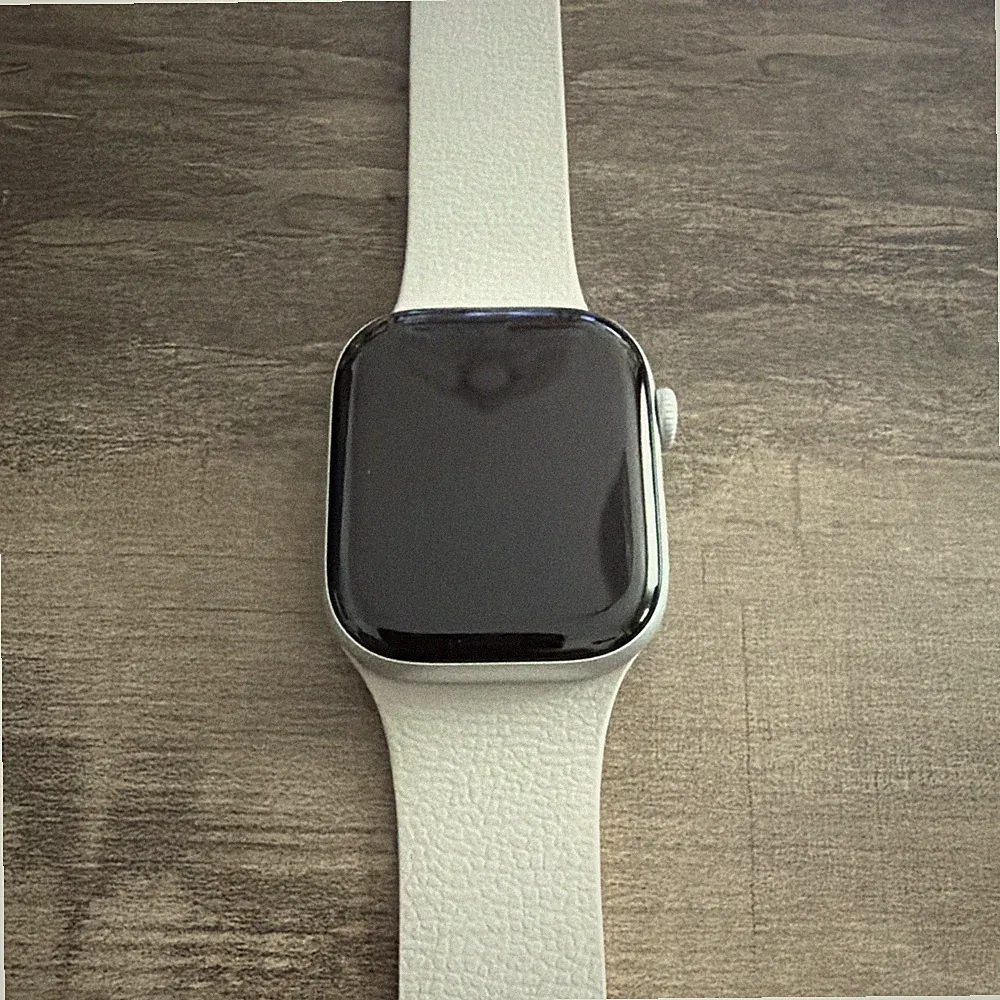 Apple Watch Series 11 26mm Aluminium Silber Smartwatch weißes Silikonarmband