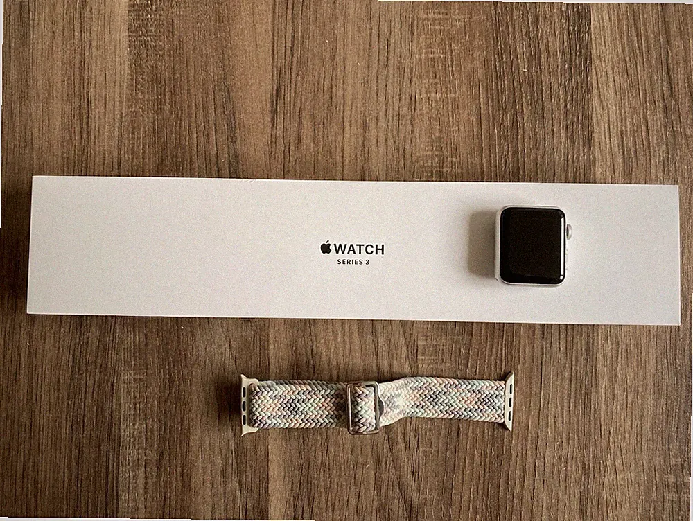Apple Watch Series 3 38 mm Aluminium Silber iOS Smartwatch Nylon-Armband