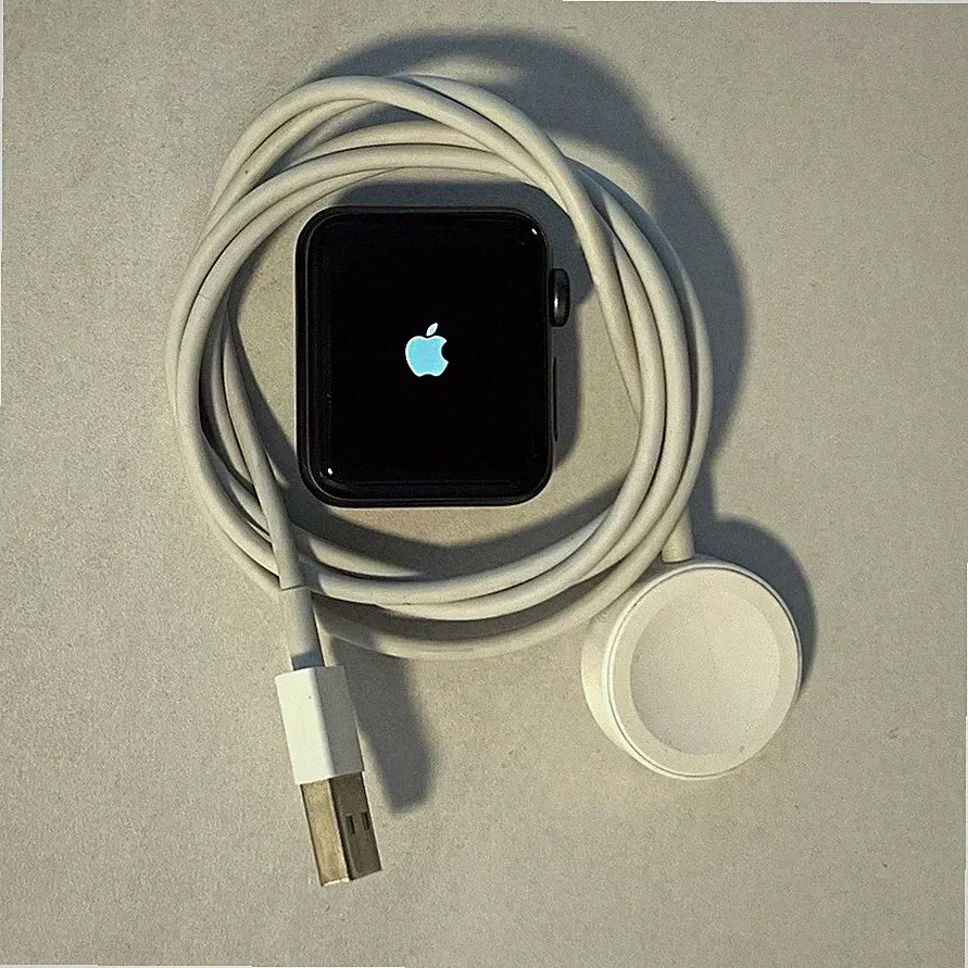 Apple Watch Series 3 38 mm Schwarz Aluminium Smartwatch iOS + USB-Ladekabel