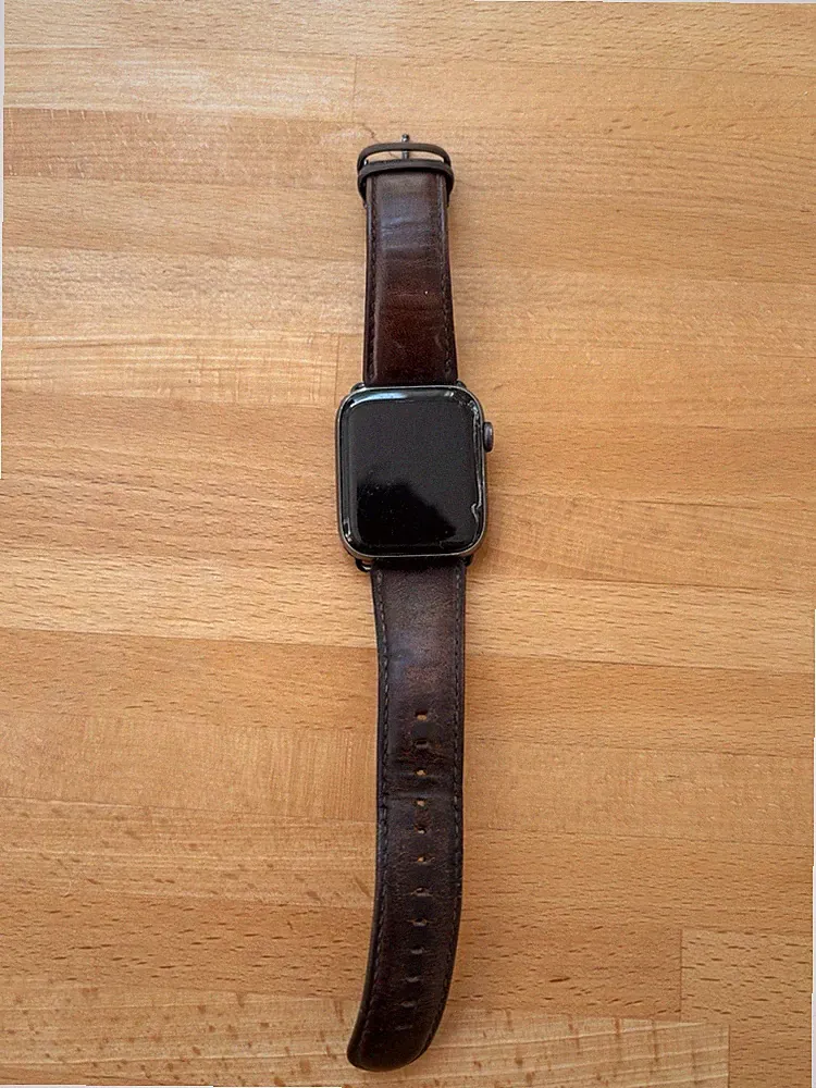 Apple Watch Series 5 44mm GPS Smartwatch schwarz, braunes Textilleder-Armband