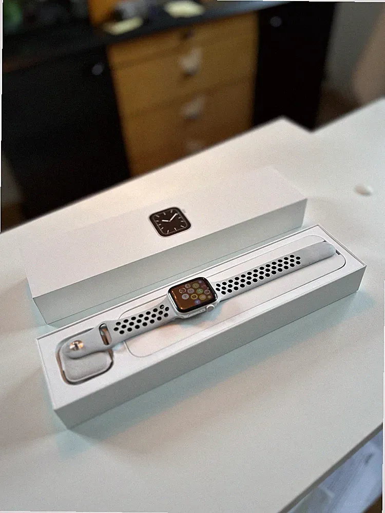 Apple Watch Series 5 (GPS,40mm) Smartwatch Aluminiumgehäuse Silber Armbanduhr