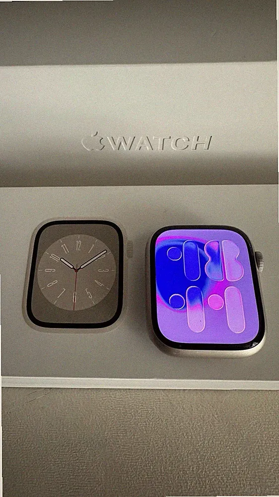 Apple Watch Series 8 (GPS) 45 mm Polarstern, Silikonarmband Smartwatch