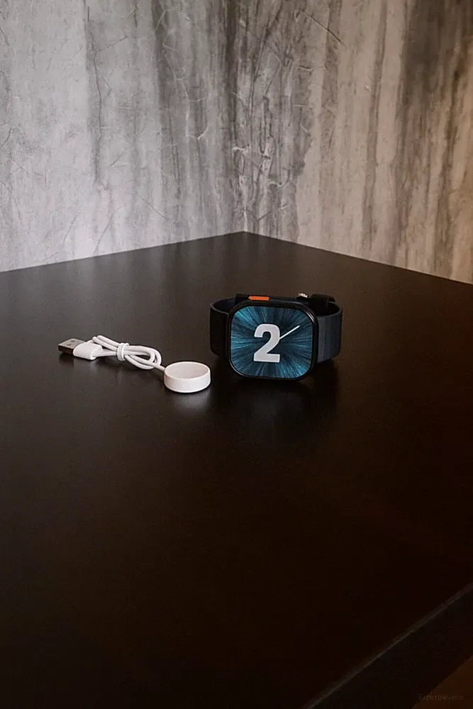 Elegante Schwarze Smartwatch + Ladegerät – Stil & Power für deinen Alltag