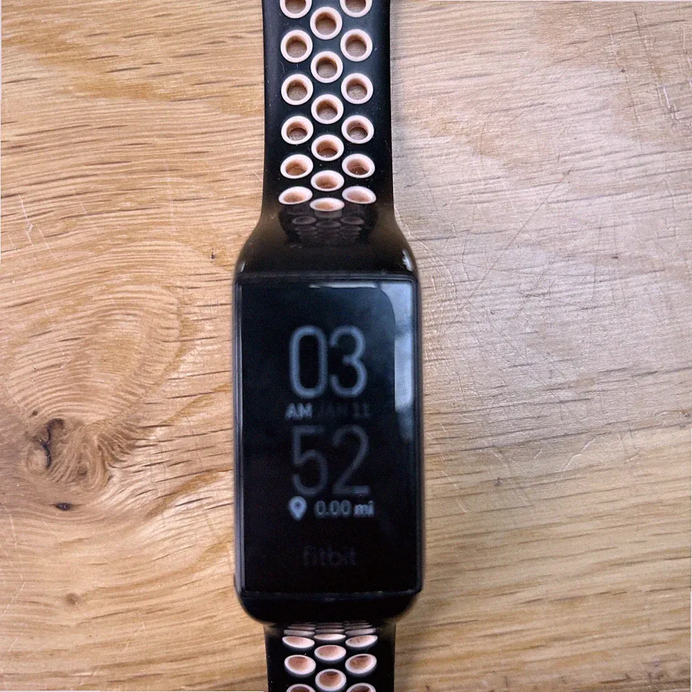 Fitbit Charge 4 Fitnesstracker Schwarz GPS Sport Smartwatch Gesundheit Herzfrequenz 1