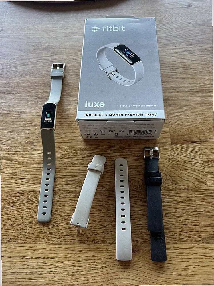 FITBIT LUXE FITNESS TRACKER - LUNAR WHITE / SOFT GOLD SMART WATCH + KONVOLUT