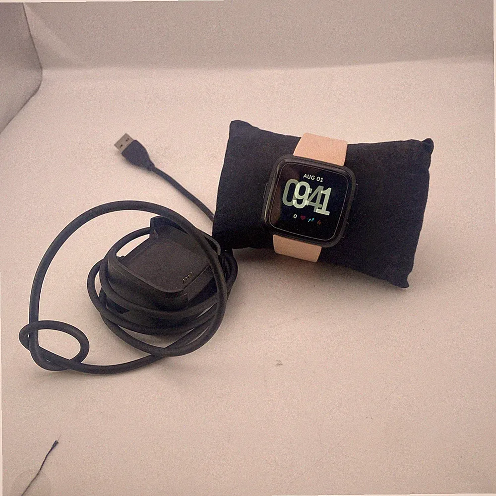Fitbit Versa 1. Generation - Smartwatch Fitnesstracker - Schwarz/Pink