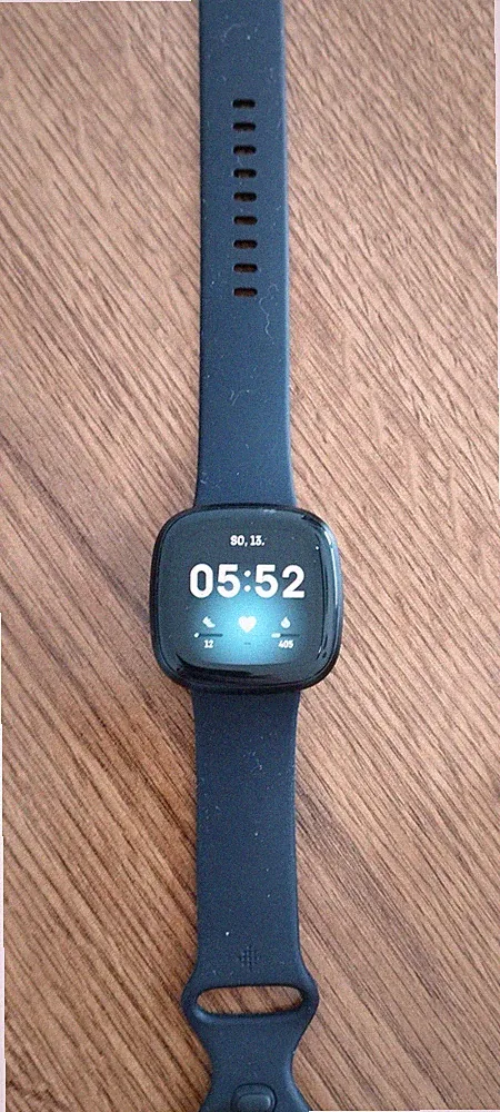 Fitbit Versa 3 by Google – Smartwatch Damen / Herren – Fitness-Tracker