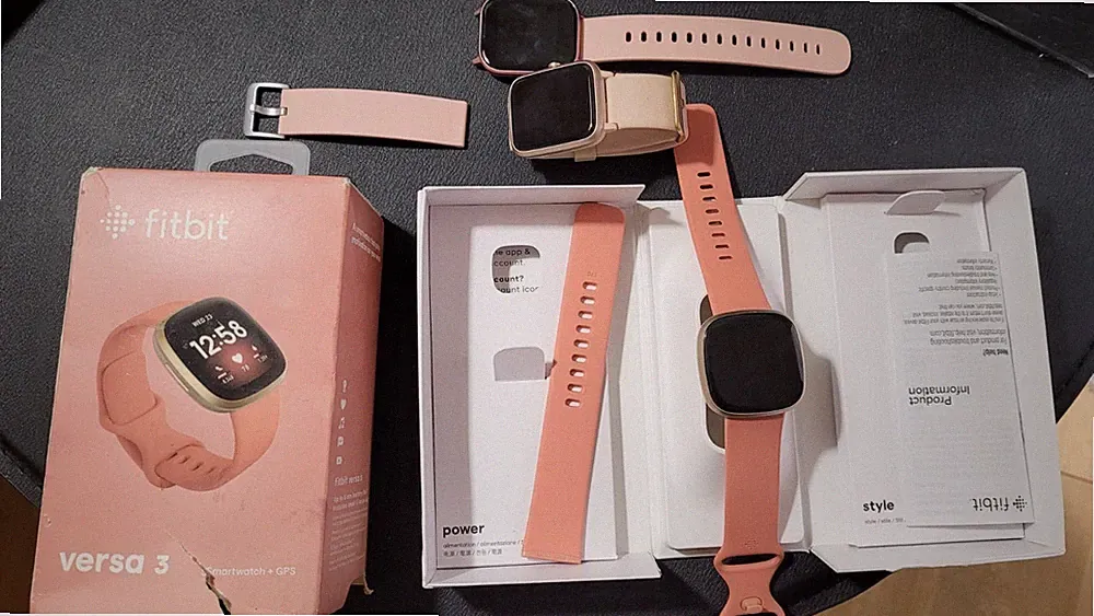 Fitbit Versa 3 Fitness Smartwatch pink, mit zwei weiteren unbekannten Uhrenmarken