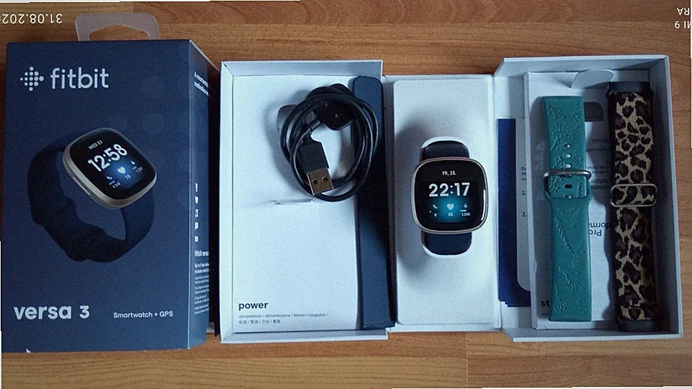 Fitbit Versa 3 Smartwatch Gold. Top