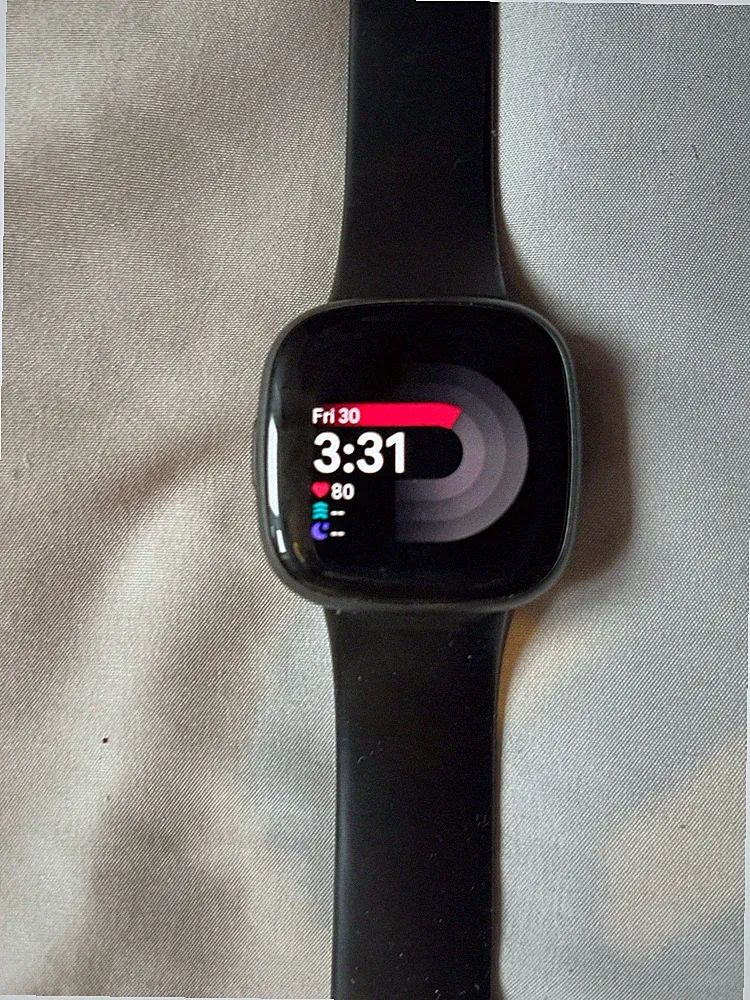 Fitbit Versa 3 Smartwatch (schwarz) mit Ersatzarmband und 2 Ersatzladegeräten