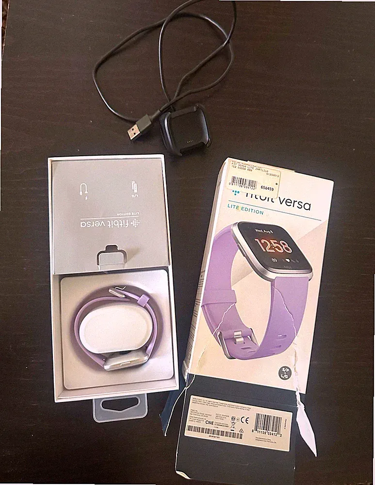 Fitbit Versa Lite Smartwatch 34 mm Alu Silber, lila Silikonarmband, Android/iOS