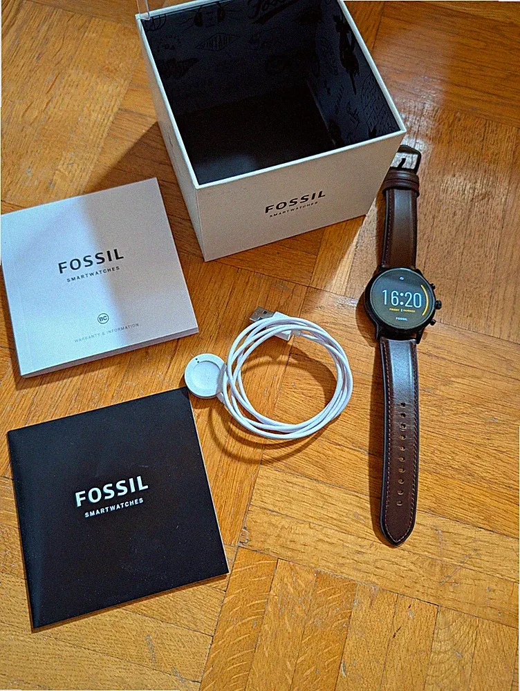 Fossil Carlyle HR Smartwatch schwarz, Lederarmband braun, Ladekabel