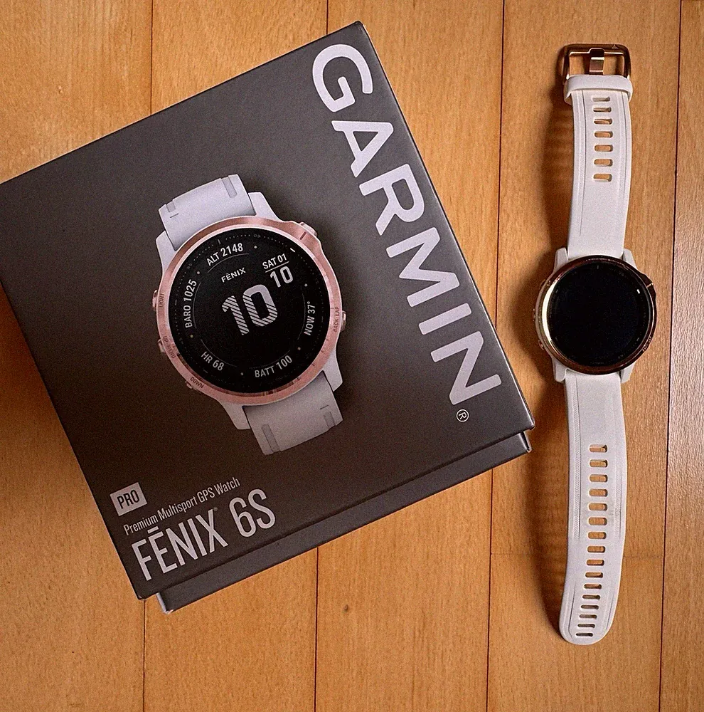 Garmin Fenix 6S Pro GPS-Laufuhr Weiß/Roségold-Edelstahl. weißes Silikonarmband