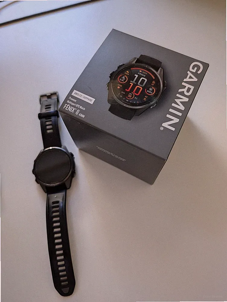 Garmin fenix 8 - 43mm, AMOLED, Sapphire, Schwarz/Carbongrau Titan DLC