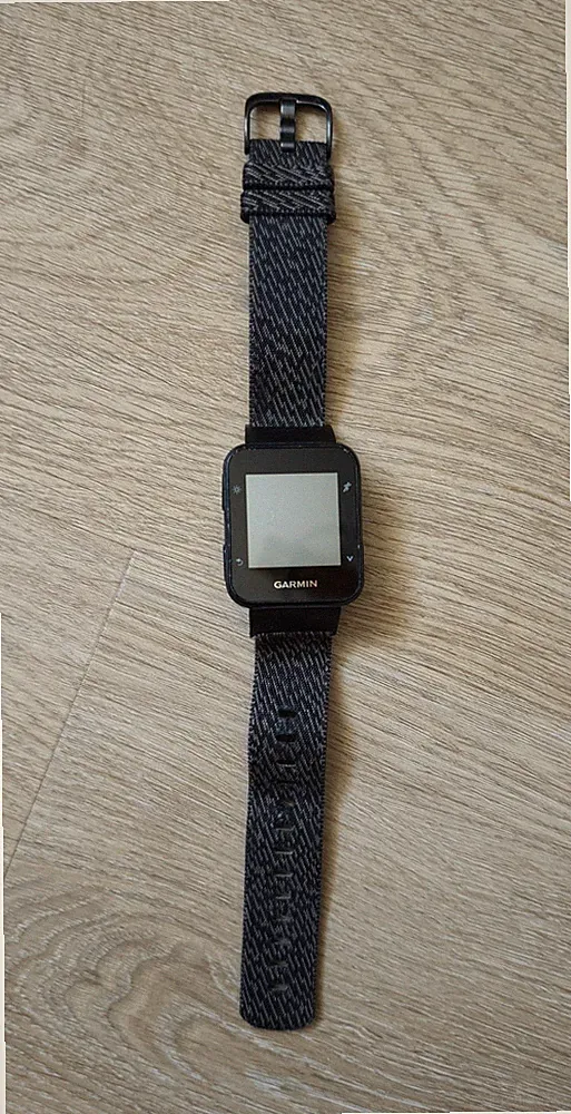 Garmin Forerunner 30 Smartwatch 34mm schwarz Nylonarmband, Ladeclip USB-Kabel