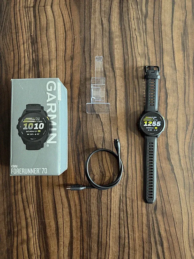 Garmin Forerunner 70 Smartwatch / Farbe Schwarz / AMOLED-Display