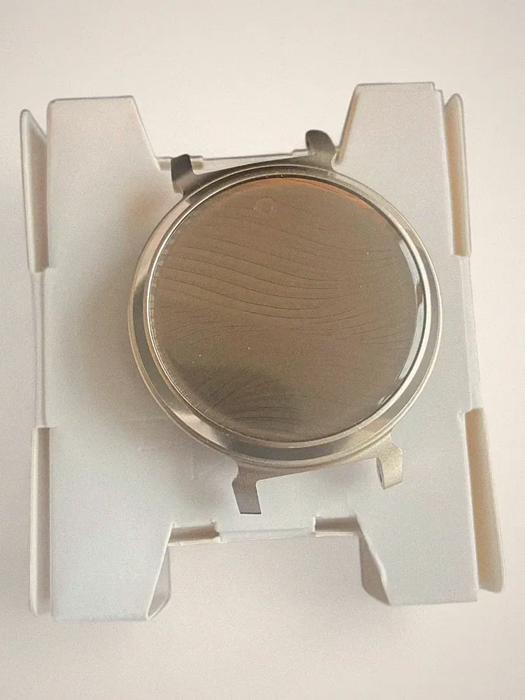 Garmin Lily 2 Smartwatch 35 mm mit Metallgehäuse und Silikonarmband in Coconut.