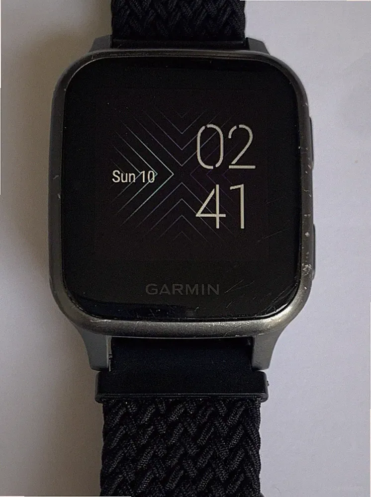 Garmin Venu Sq GPS-Smartwatch schwarzes Gehäuse und verstellbares Stoffband