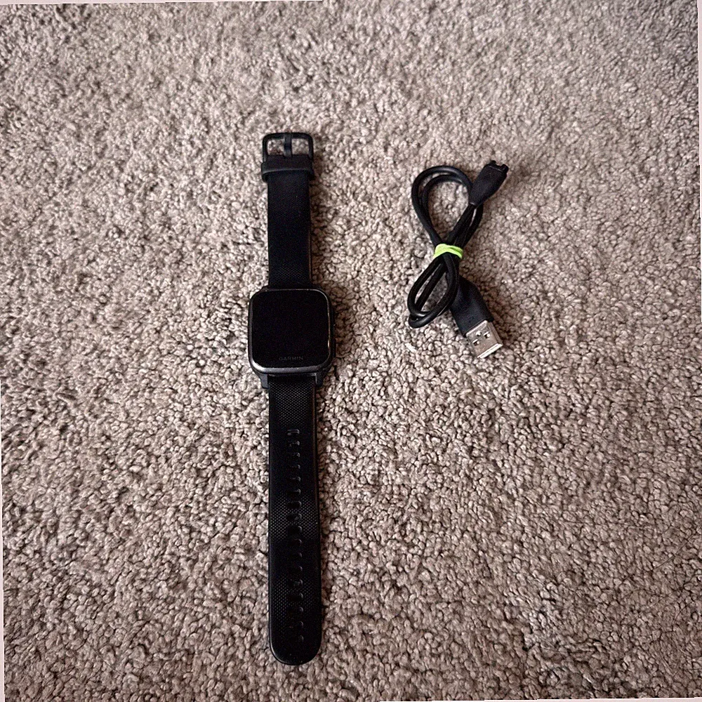 Garmin Venu SQ Music GPS-Smartwatch schwarz mit schwarzem Armband.