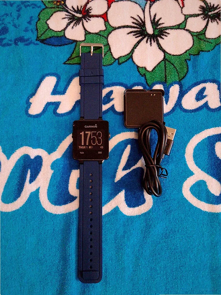 Garmin Vivoactive GPS 04AWGD01 Smartwatch & Aktivitätstracker mit USB-Ladegerät