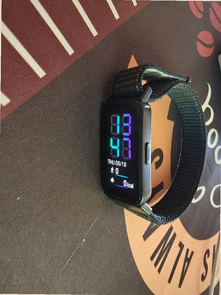 Huawei Band 8 Smartwatch mit Sport Armband grün braun beige