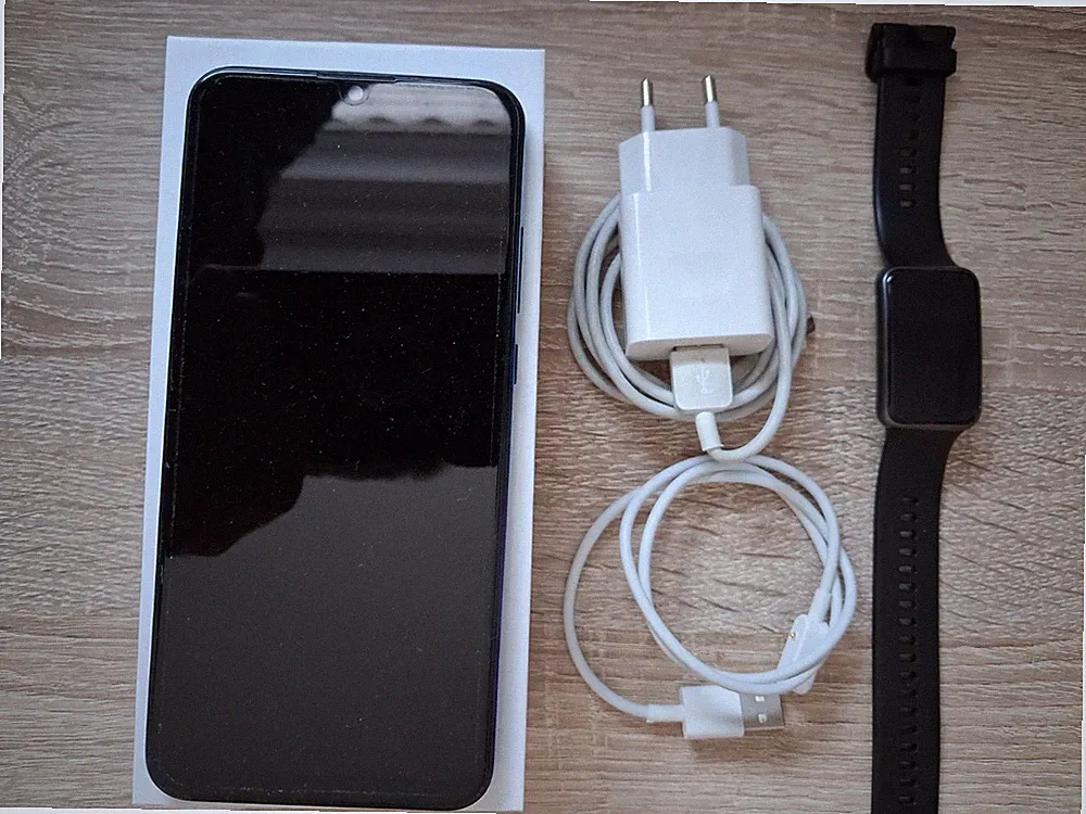 Huawei P Smart, 64GB - Blau - Smartphone + Huawei Watch Fit