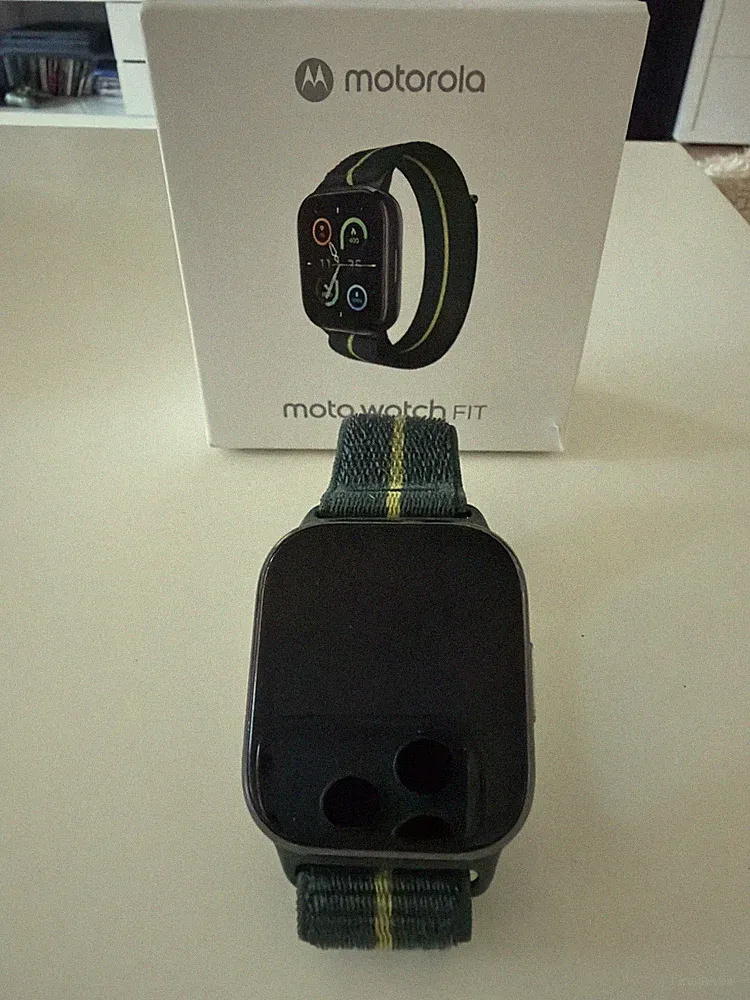 Moto Watch Fit con Moto AI (display OLED 1,9", 100+ sport, GPS, HR tracking, IP6