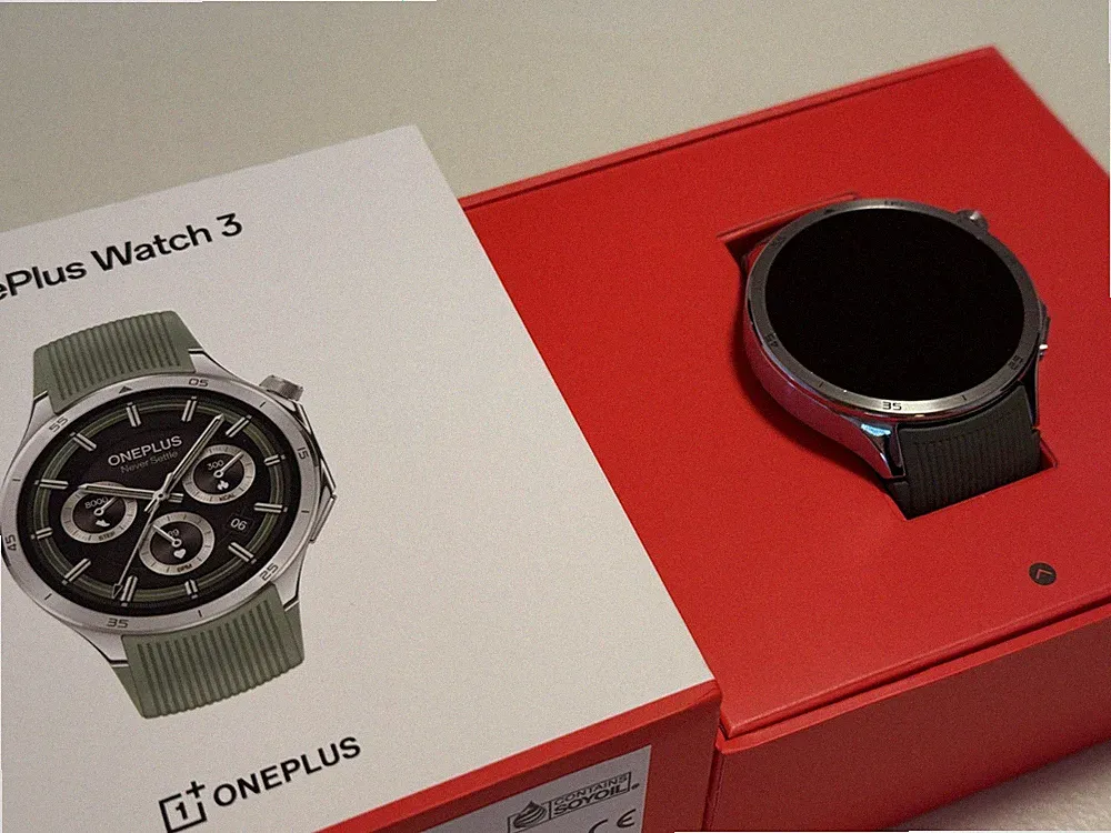 OnePlus Watch 3 Smartwatch Silver Titanium mit olivgrünem Armband und Zubehör