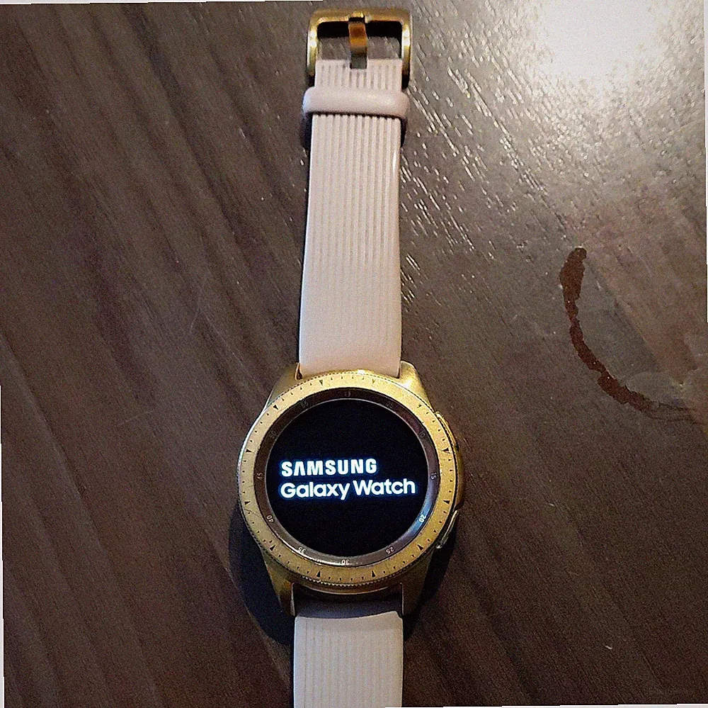 Samsung Galaxy Watch 42mm Bluetooth Smartwatch Gold mit rosa Silikonarmband