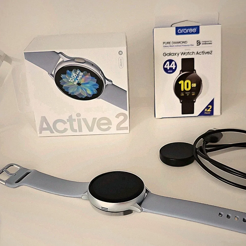 Samsung Galaxy Watch Active2 44 mm Smartwatch Silber, graues Silikonarmband