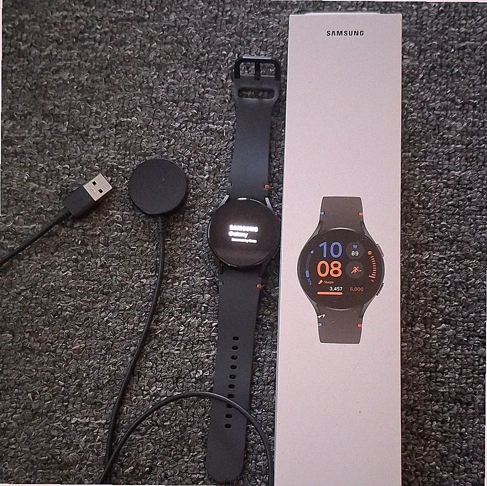 Samsung Galaxy Watch4 40mm Smartwatch Schwarz Android, Silikonarmband, OVP