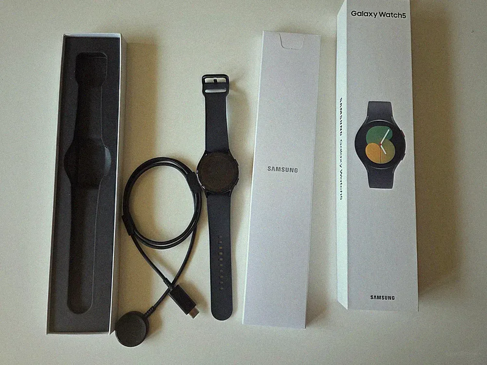 Samsung Galaxy Watch5 40 mm Smartwatch Schwarz Silikonarmband OVP Ladekabel
