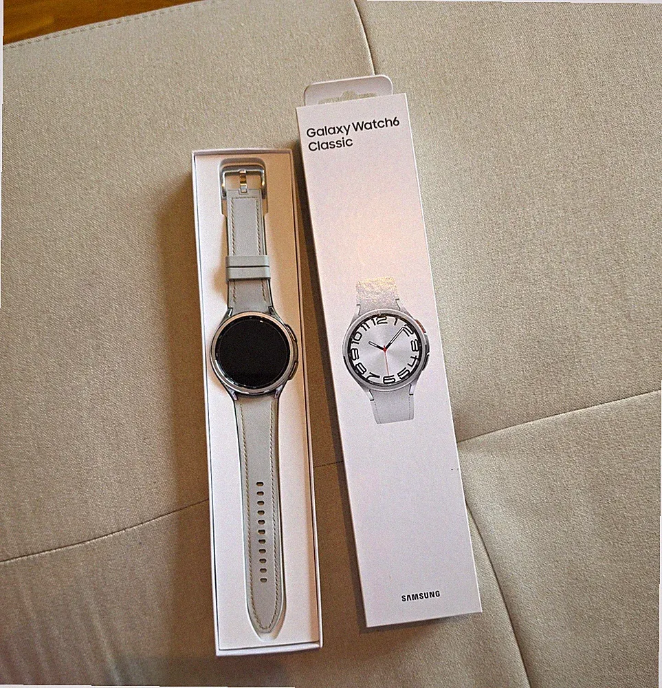 Samsung Galaxy Watch6 Classic 46 mm Silber Smartwatch graues Gummiarmband