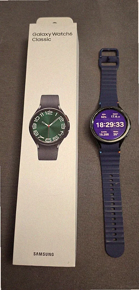 Samsung Galaxy Watch6 Classic 47 mm schwarz Smartwatch blaues Silikonarmband
