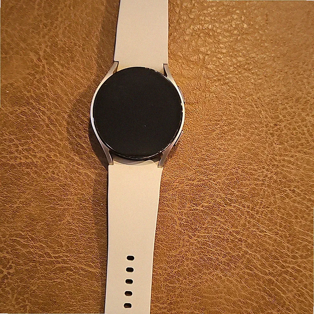 Samsung Galaxy Watch6 SM-R930 40 mm Smartwatch silber, weißes Silikonarmband