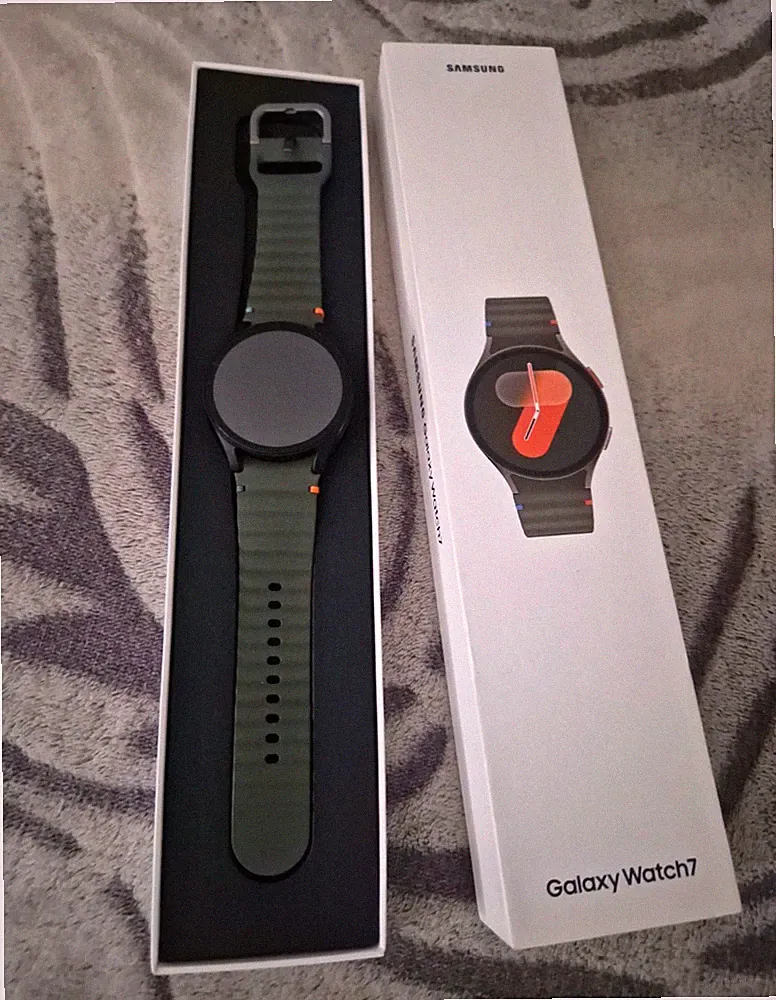 Samsung Galaxy Watch7 40 mm Smartwatch schwarz, grünes Silikonarmband Android
