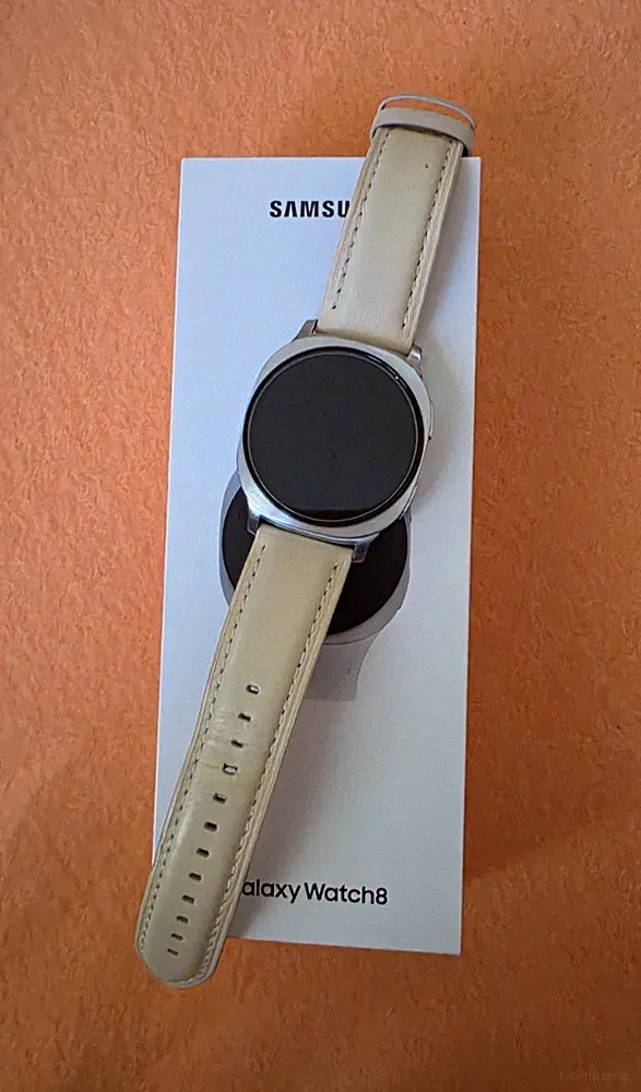 Samsung Galaxy Watch8 42mm Smartwatch silbernes Gehäuse, beiges Lederarmband