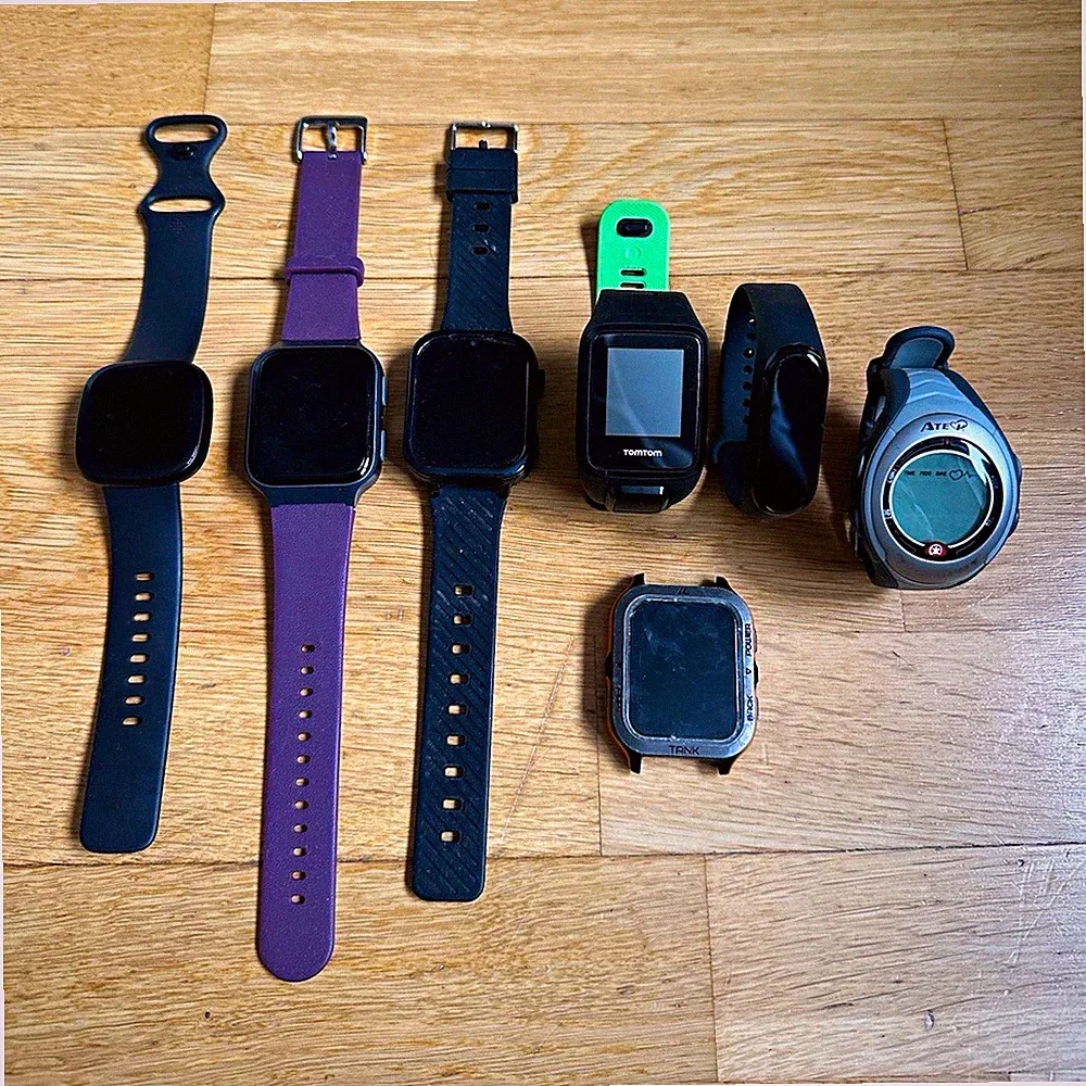 Smartwatch Konvolut 7-teilig (u. a. Fitbit, TomTom) – ungeprüft