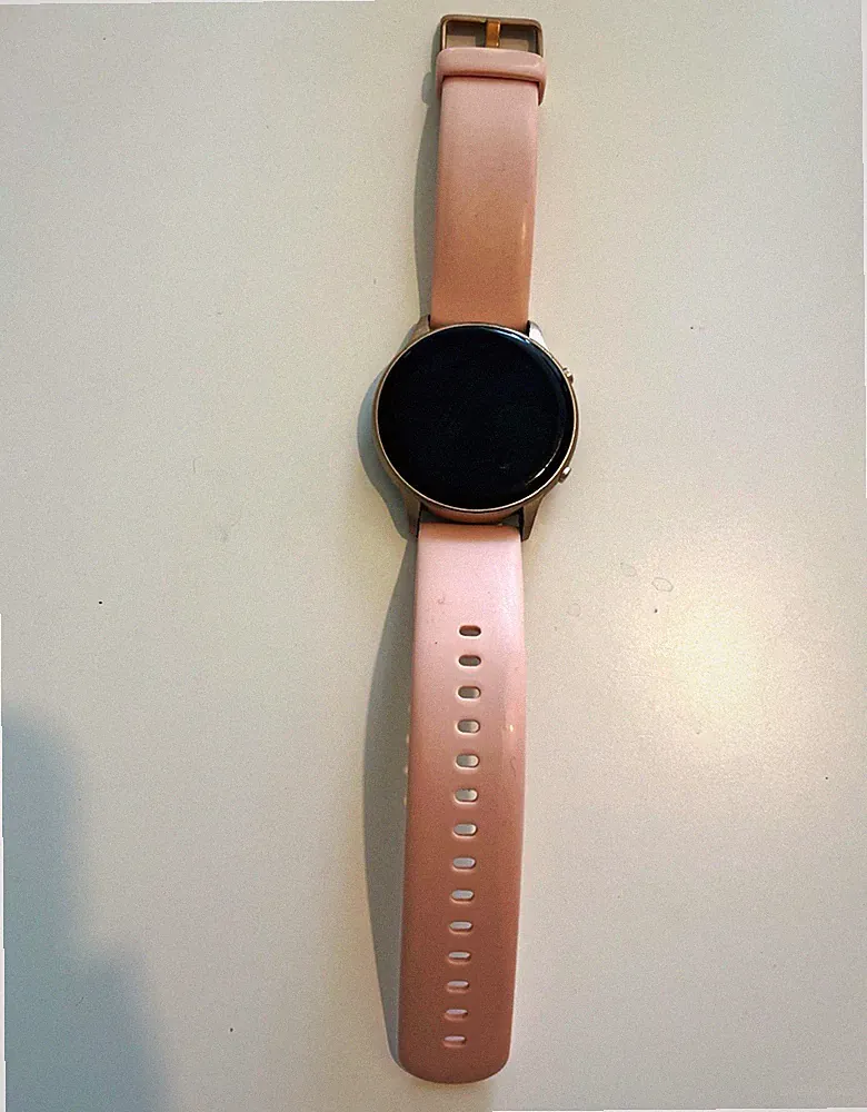 Smartwatch rund, rosegoldfarbenes Gehäuse, rosa Silikonarmband, mit Ladekbel