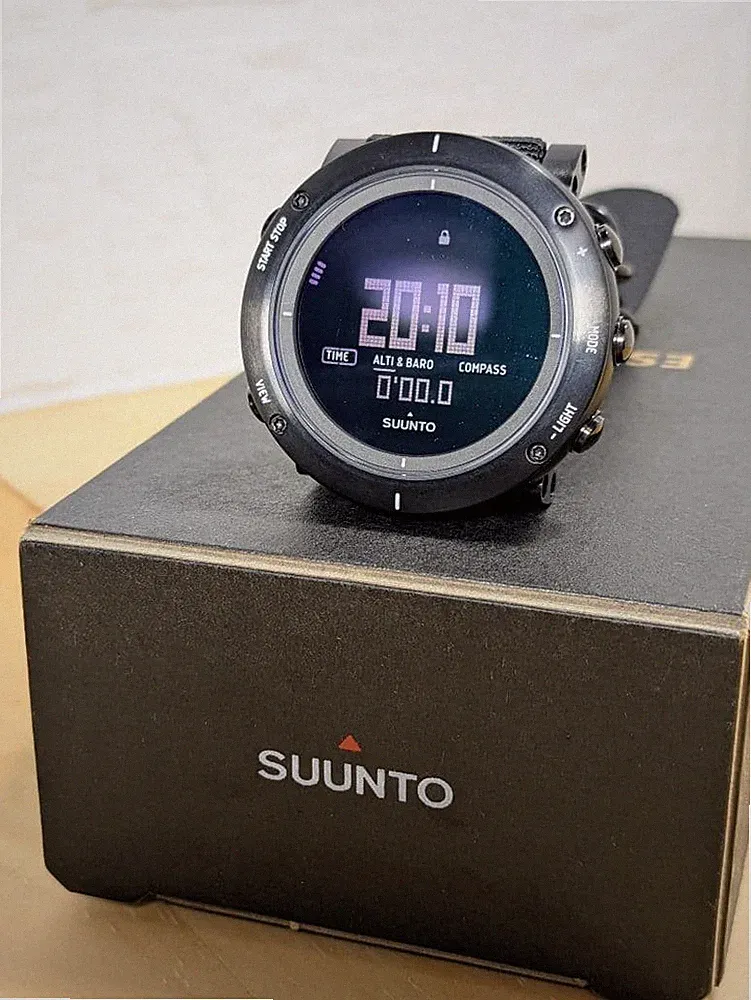 Suunto Essential Carbon Smartwatch Leichter Tracker aus Japan